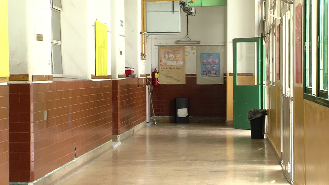 阿根廷，布宜诺斯艾利斯，冠状病毒大流行期间，一所关闭的公立学校的空荡荡的走廊。放大。视频素材