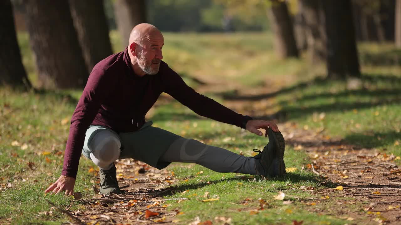 老年人在大自然中做伸展和热身运动视频下载