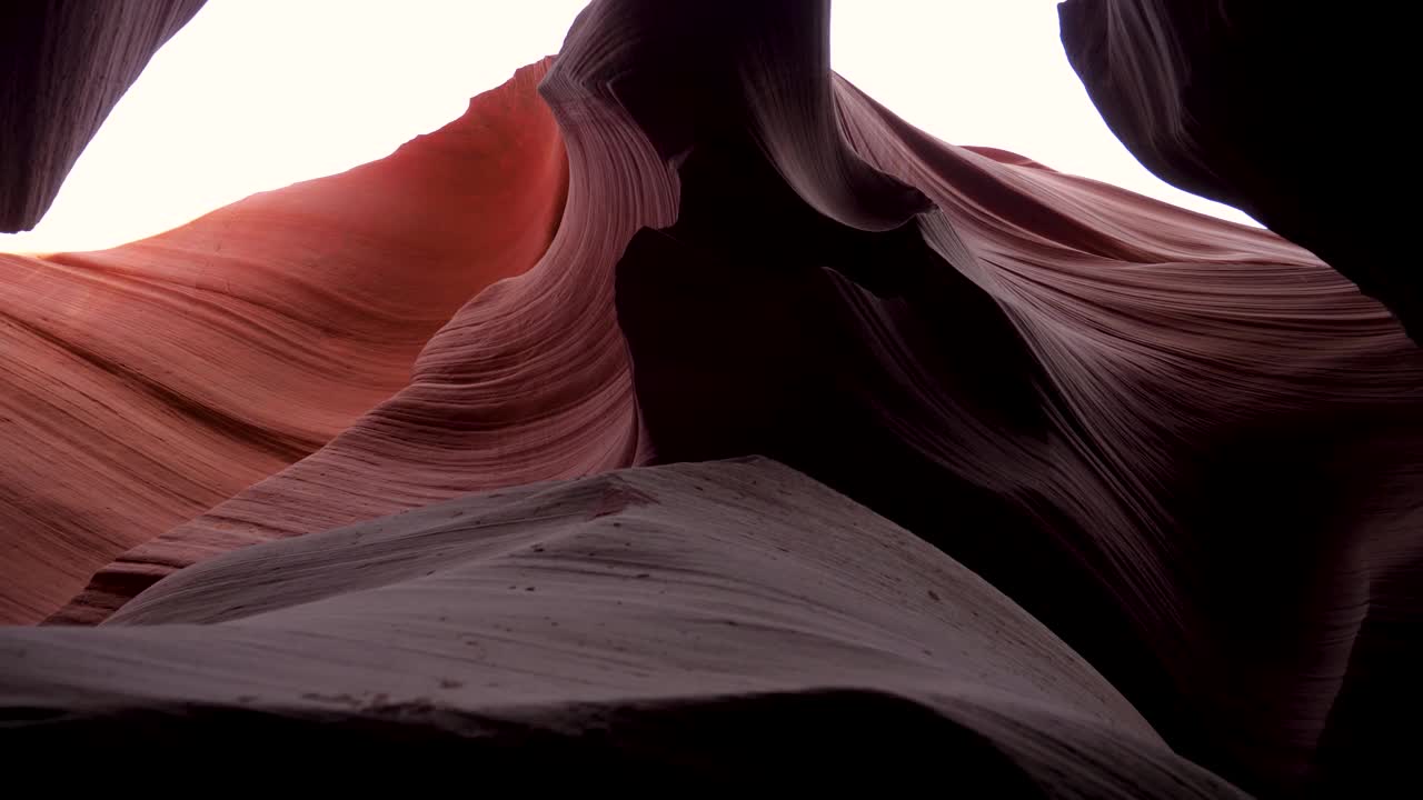 光滑和波浪形的红墙在洞穴羚羊峡谷的背景天光视频素材