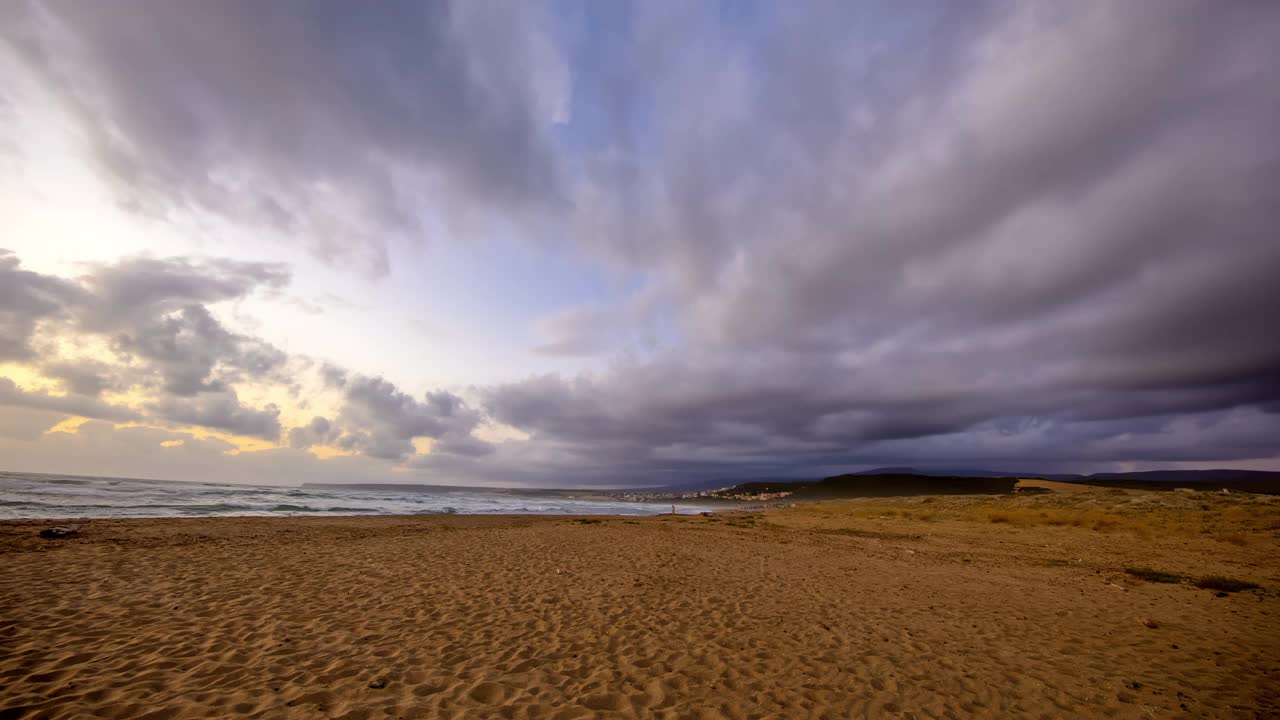 撒丁岛日落时的一个小海滩的延时视图。视频素材