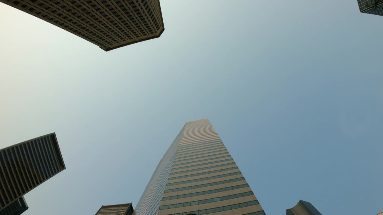 仰望蓝天，背景是摩天大楼办公楼视频素材