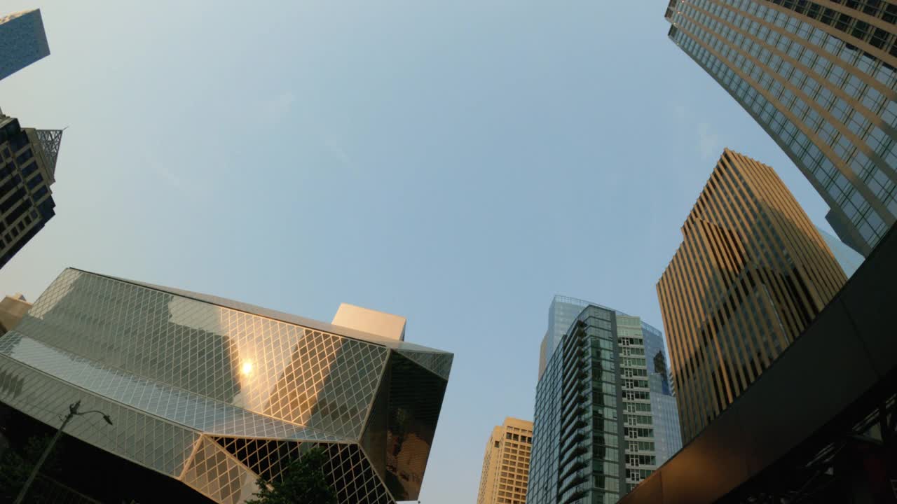 现代建筑在市中心的摩天写字楼与蓝天背景视频素材