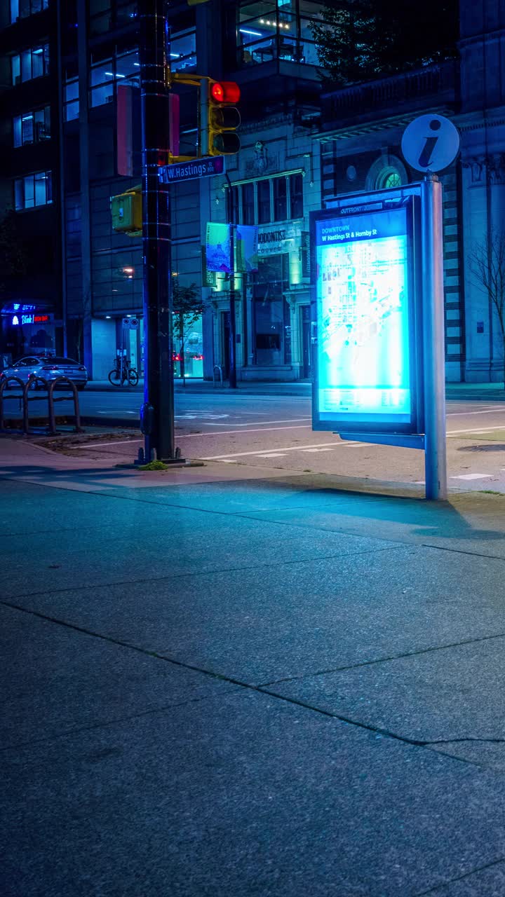 夜晚的温哥华市中心街道视频素材