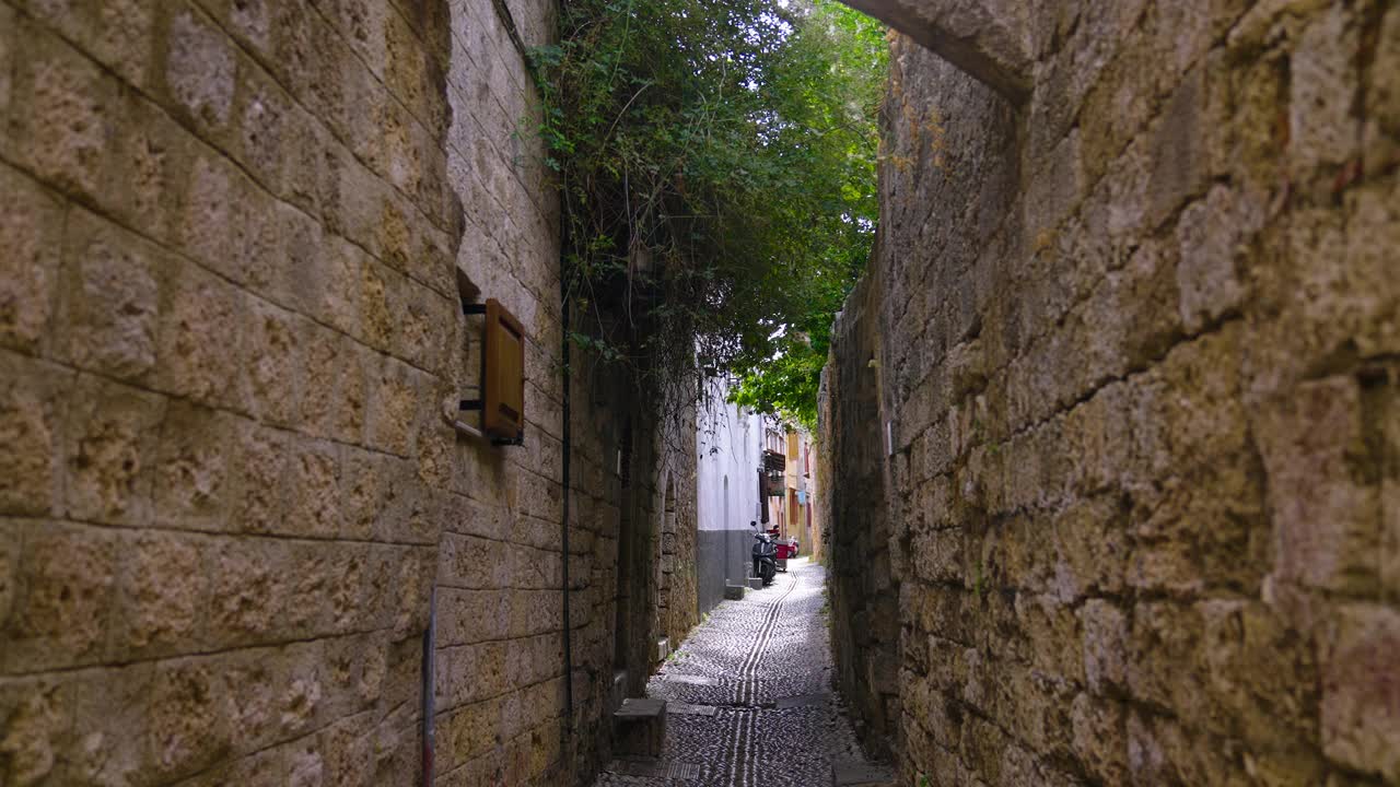 欧洲古老历史城镇中传统的狭窄小巷，有石墙和鹅卵石视频下载