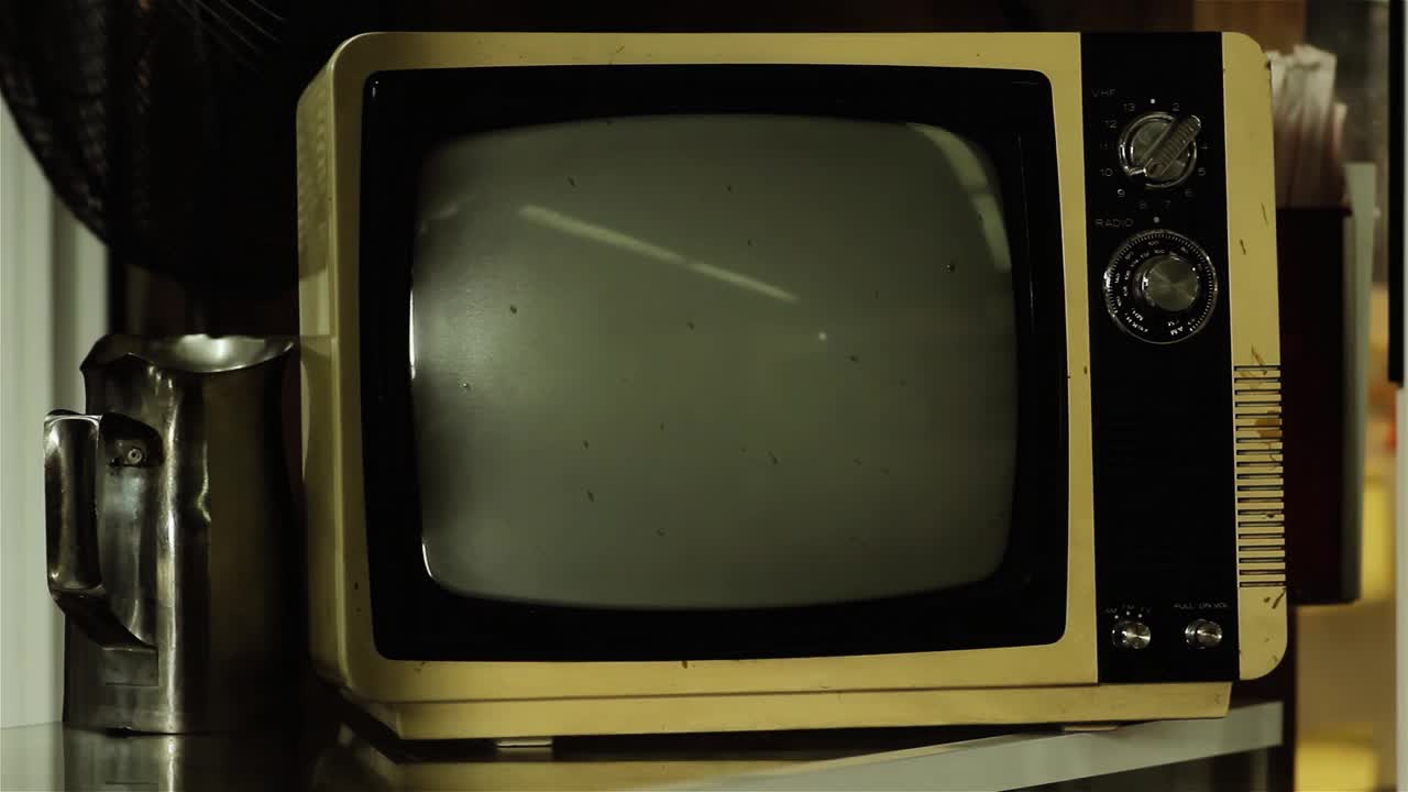 1969年阿波罗11号在复古电视上发射的彩色画面。这段视频的元素由美国宇航局提供。4 k决议。视频素材