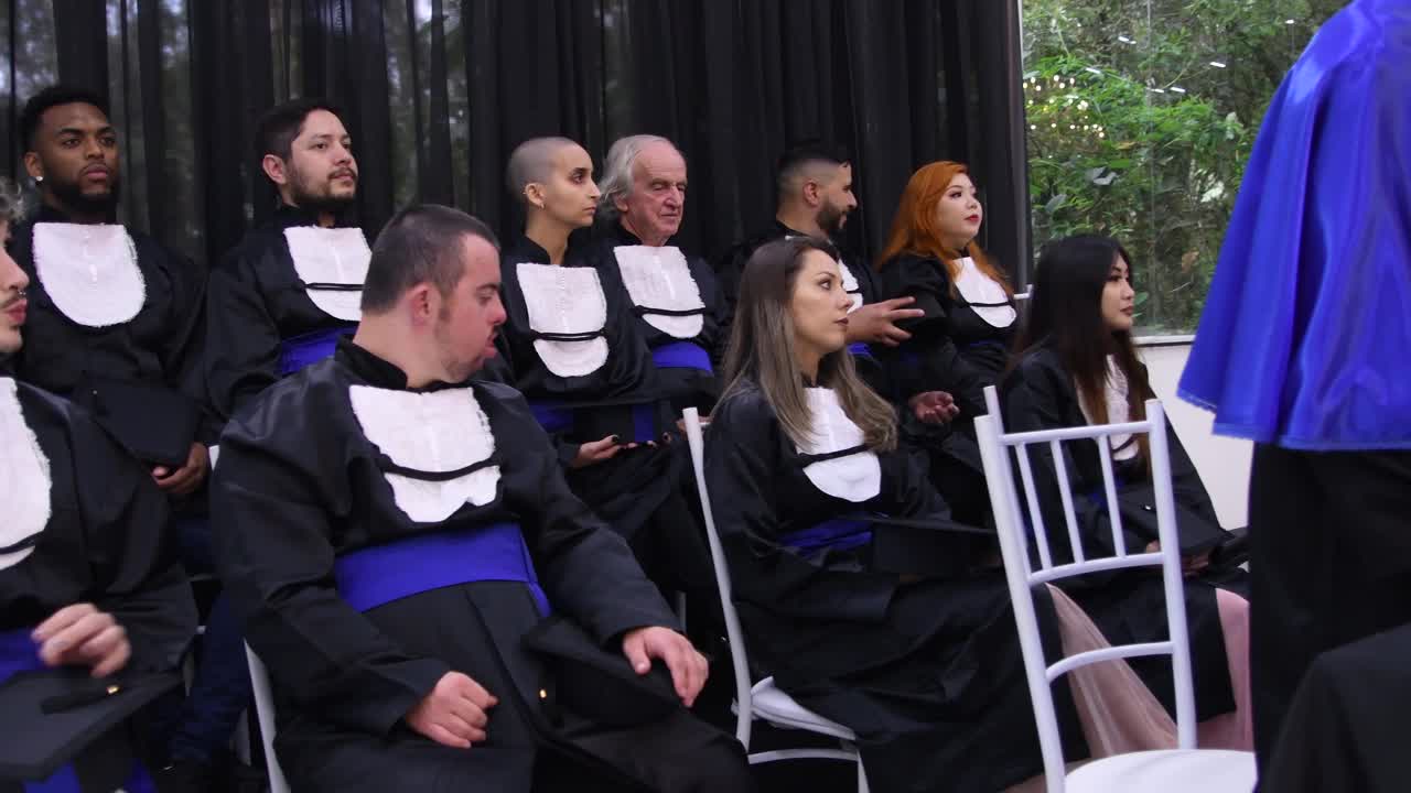 毕业典礼上的一群毕业生视频素材
