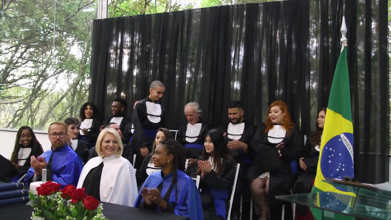 在毕业典礼上宣誓视频素材