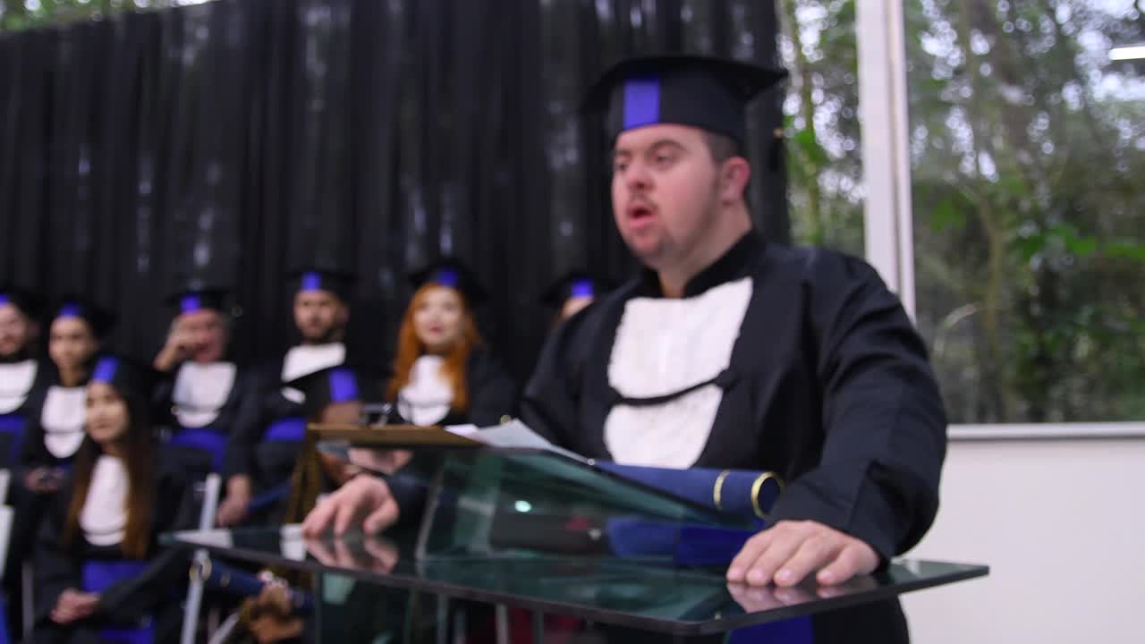 毕业典礼上患有唐氏综合症的男人。视频素材
