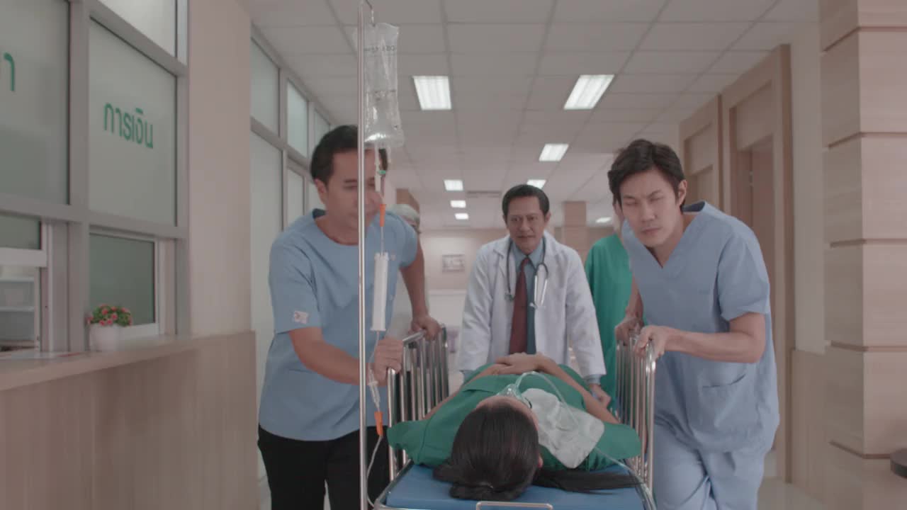 一组急救护士把躺在床上的病人推到手术室视频素材