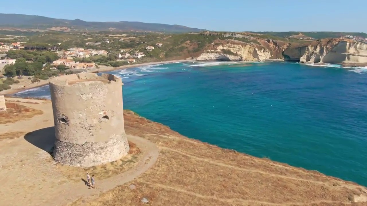 意大利撒丁岛沿岸废墟的鸟瞰图。视频下载