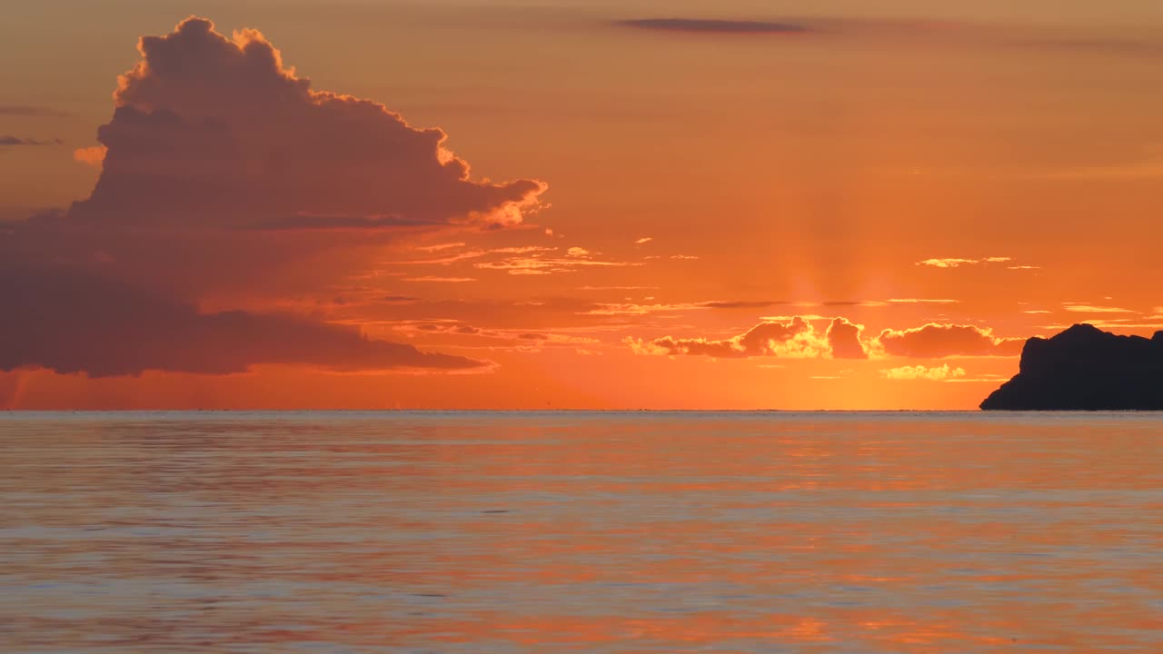 夕阳西下，金波荡漾在海上视频素材