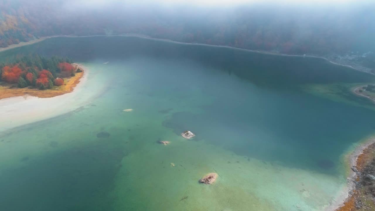 雾蒙蒙的早晨，山上的湖视频下载