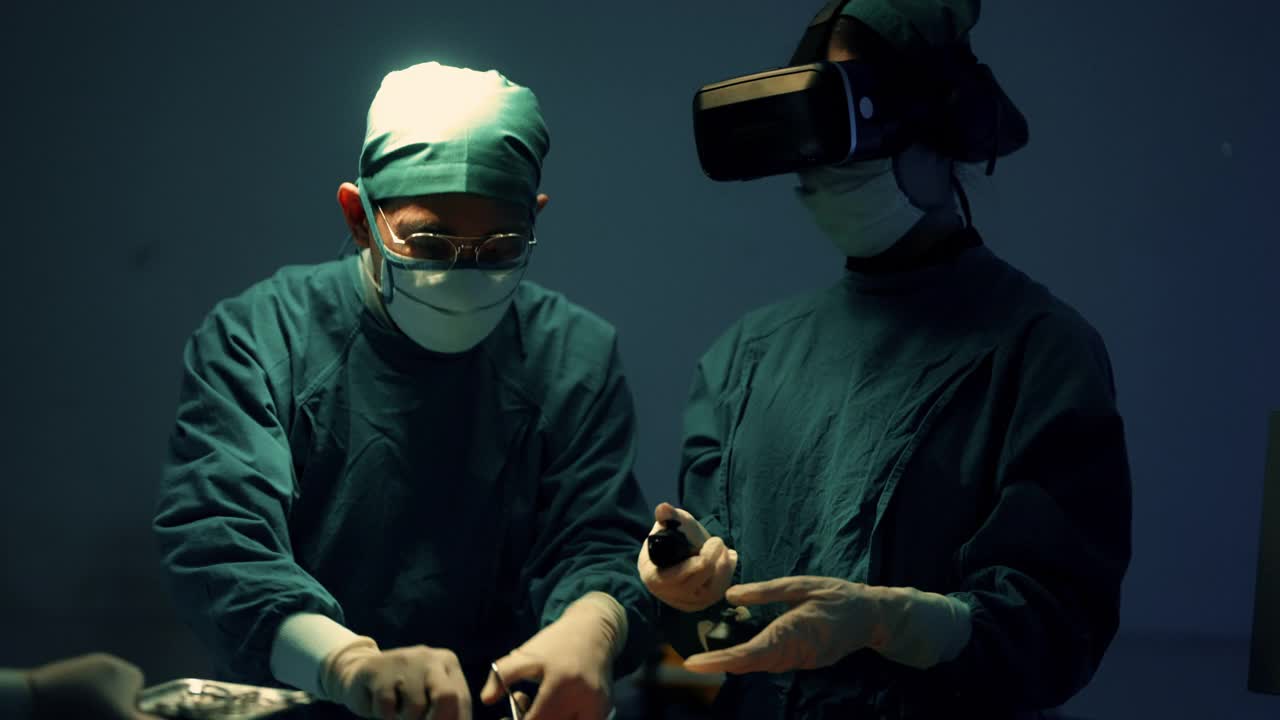 外科医生团队使用医学技术。视频下载