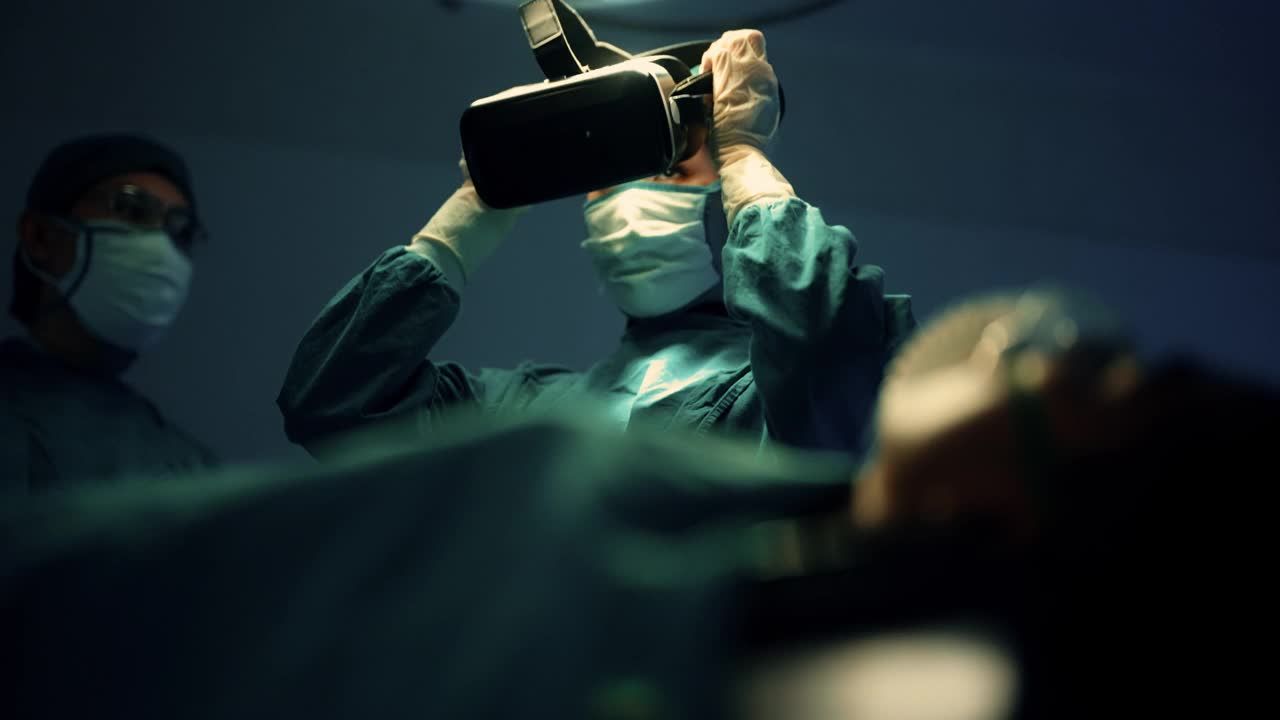 外科医生团队使用医学技术。视频下载