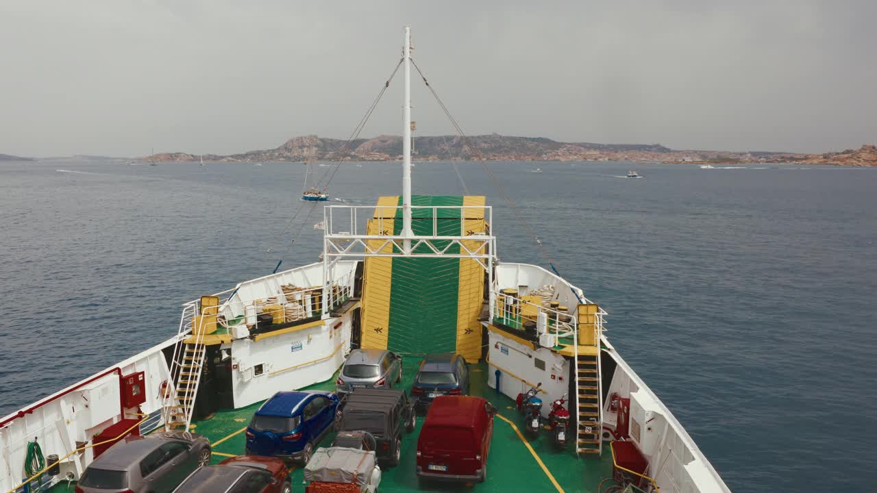 意大利撒丁岛，一艘渡船横渡大海的景象。视频下载