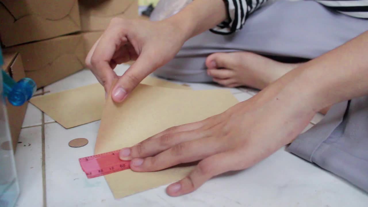 妇女剪纸制作纸板礼品盒视频下载