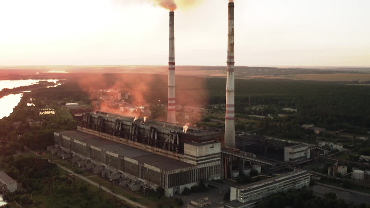 工厂管道污染大气。高烟囱的无人机视图视频素材