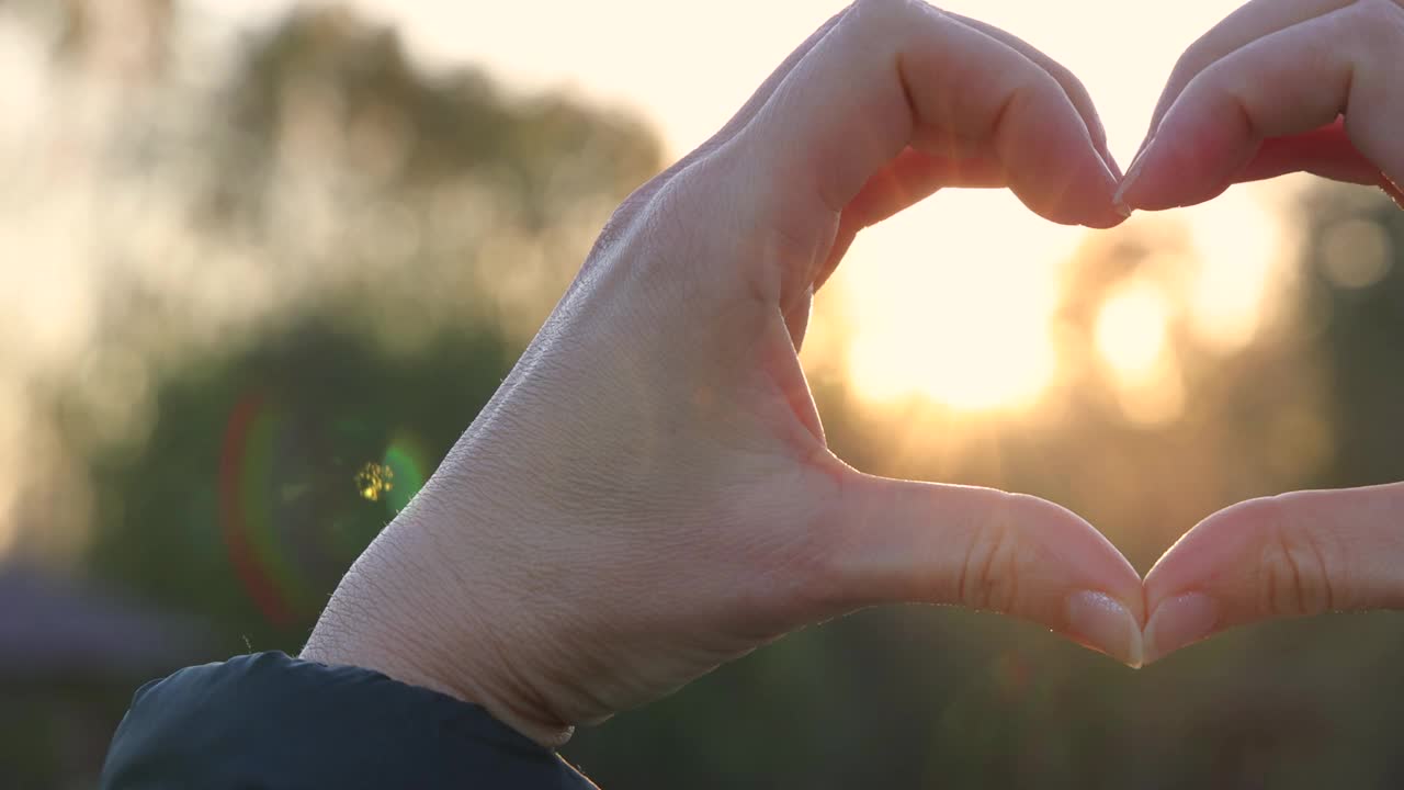 手的形状是爱的心在日落视频素材