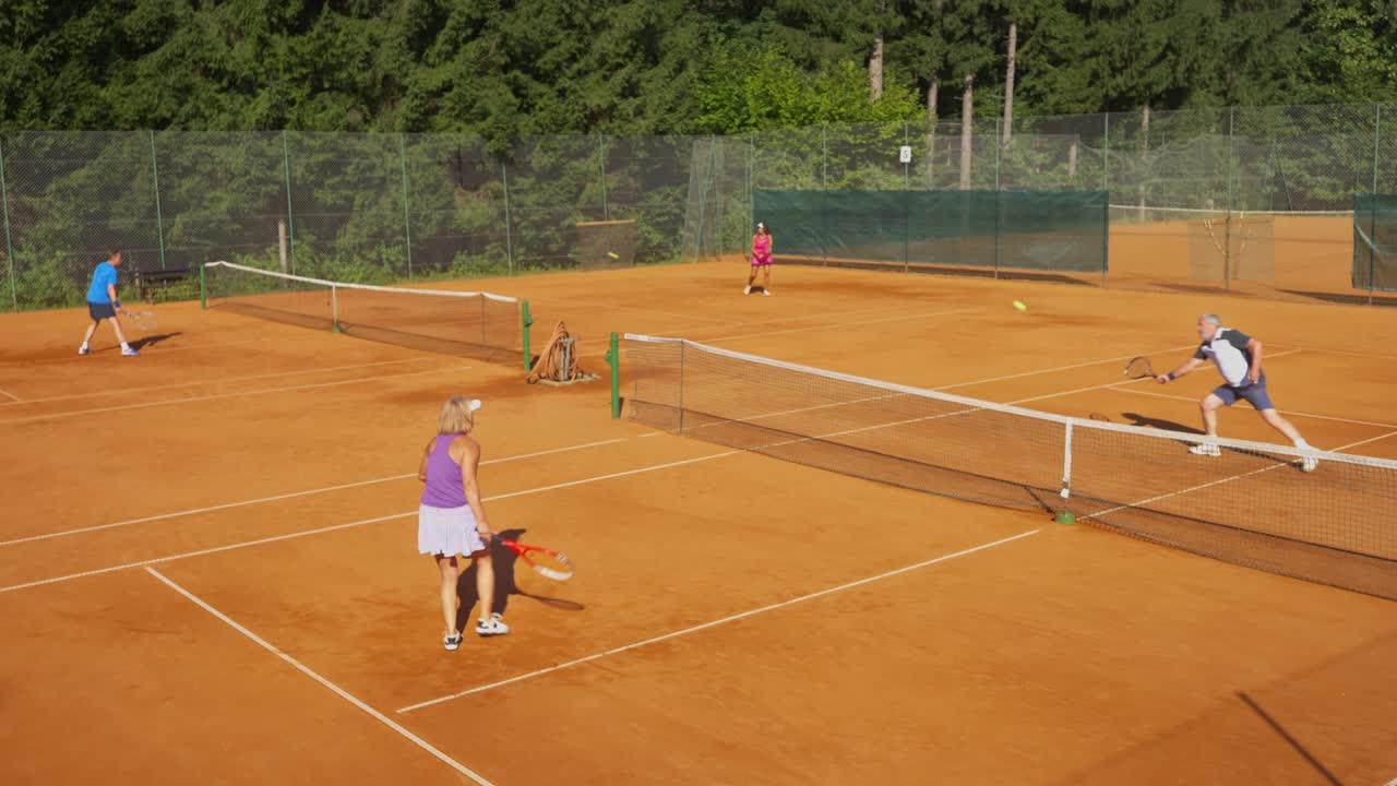 CS高级男女在阳光下的场外打网球视频素材