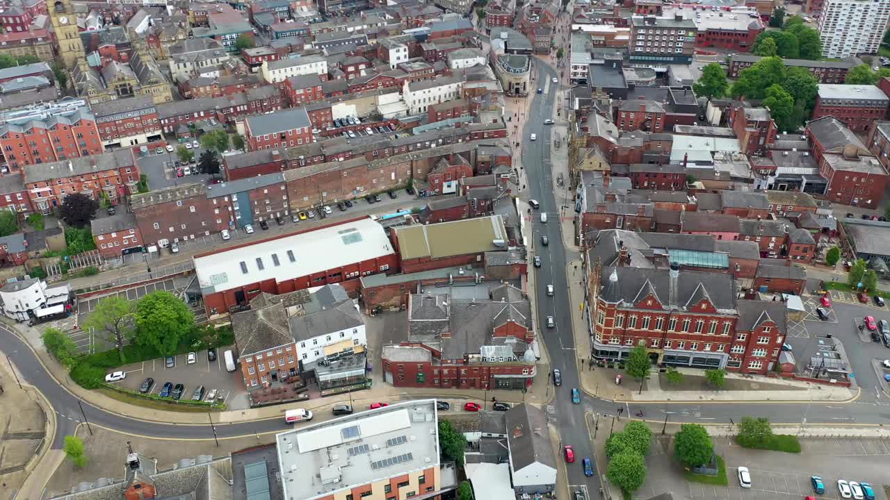 无人机拍摄的英国西约克郡韦克菲尔德镇中心的夏季画面。视频素材