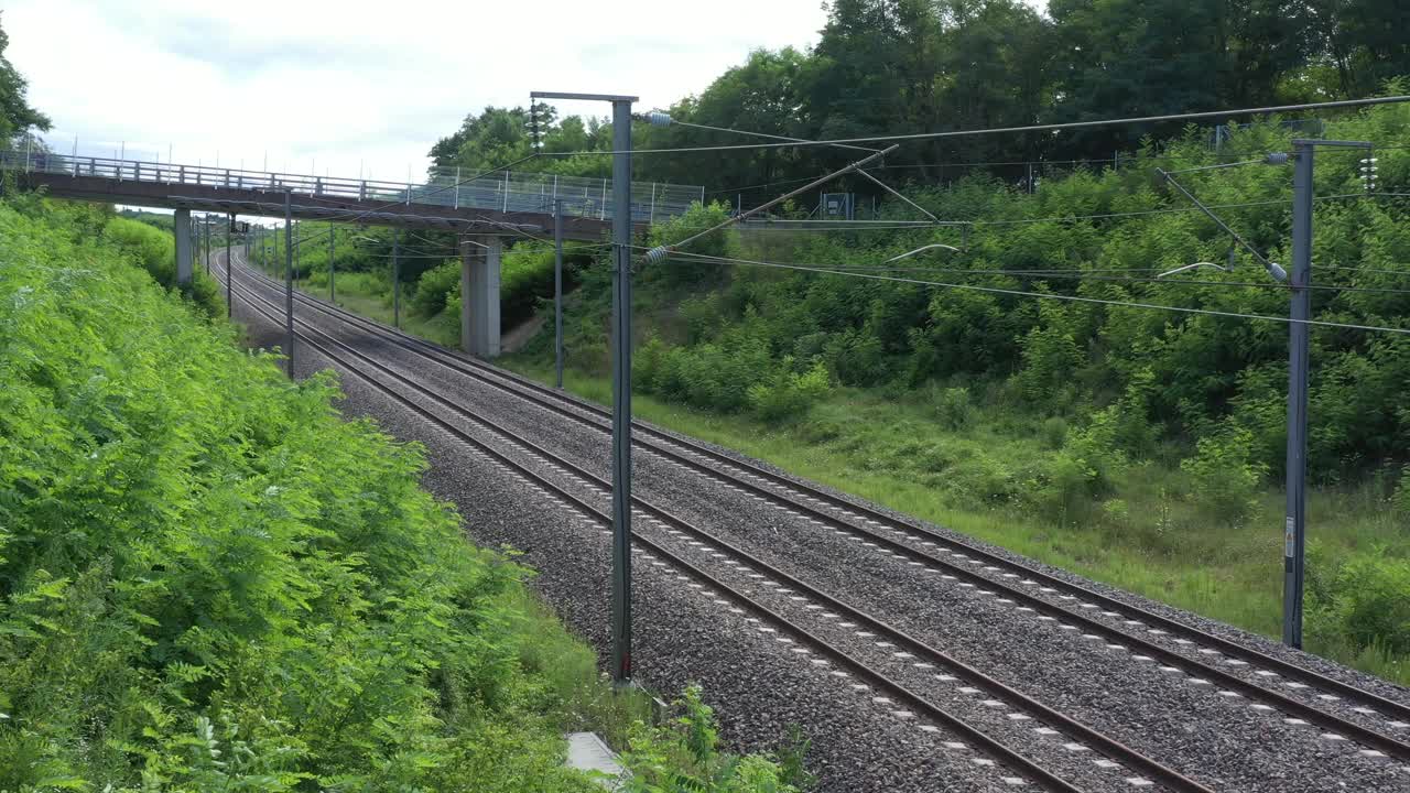 法国，法国TGV高速列车穿过田野，无人机鸟瞰图视频素材