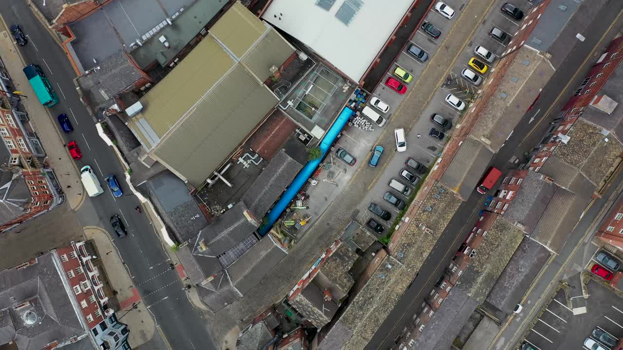 无人机拍摄的英国西约克郡韦克菲尔德镇中心的一段视频显示，后街的停车场从上到下视频素材