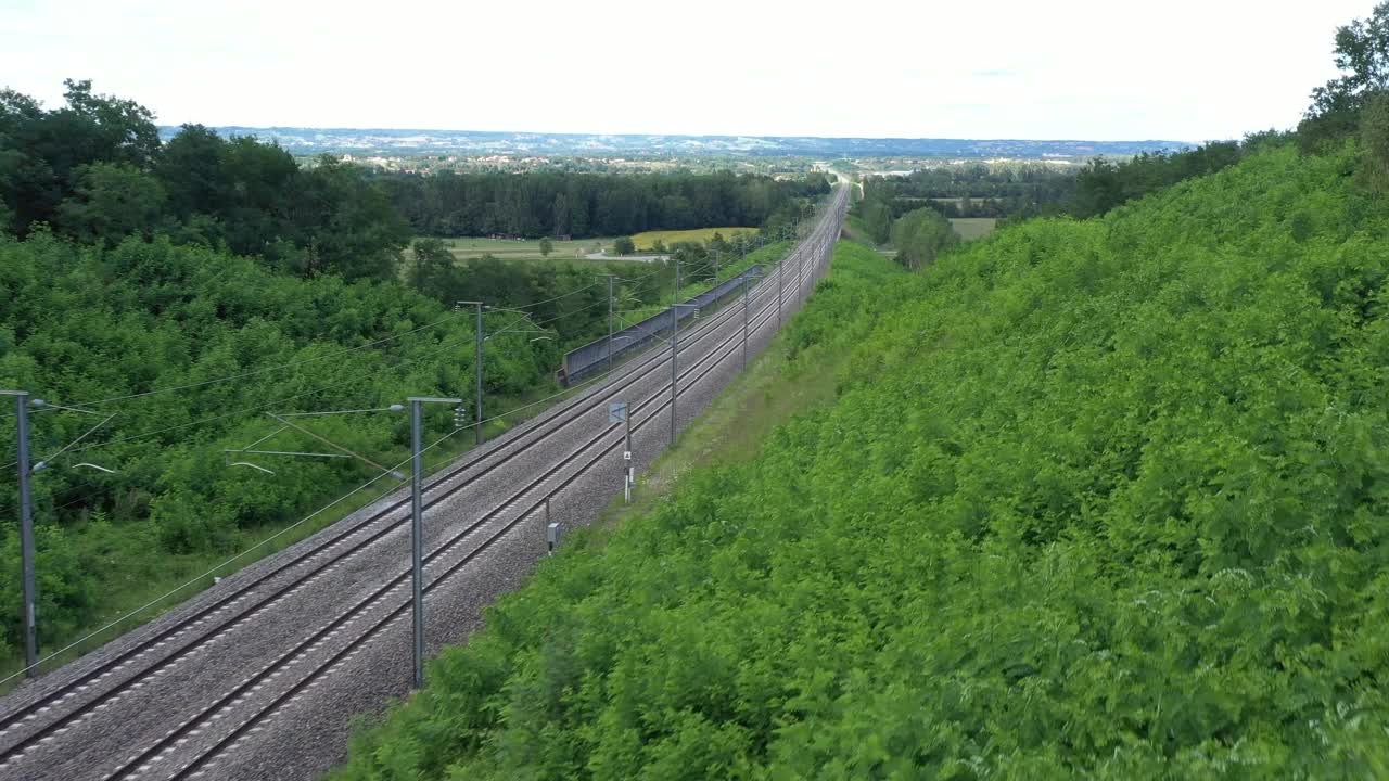 法国，法国TGV高速列车穿过田野，无人机鸟瞰图视频素材