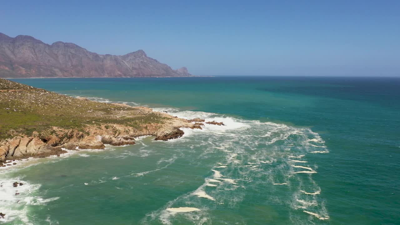 无人机飞过海浪拍打着海湾里的岩石视频素材