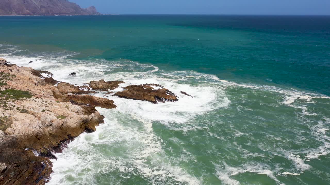 无人机飞过海浪拍打着海湾里的岩石视频下载