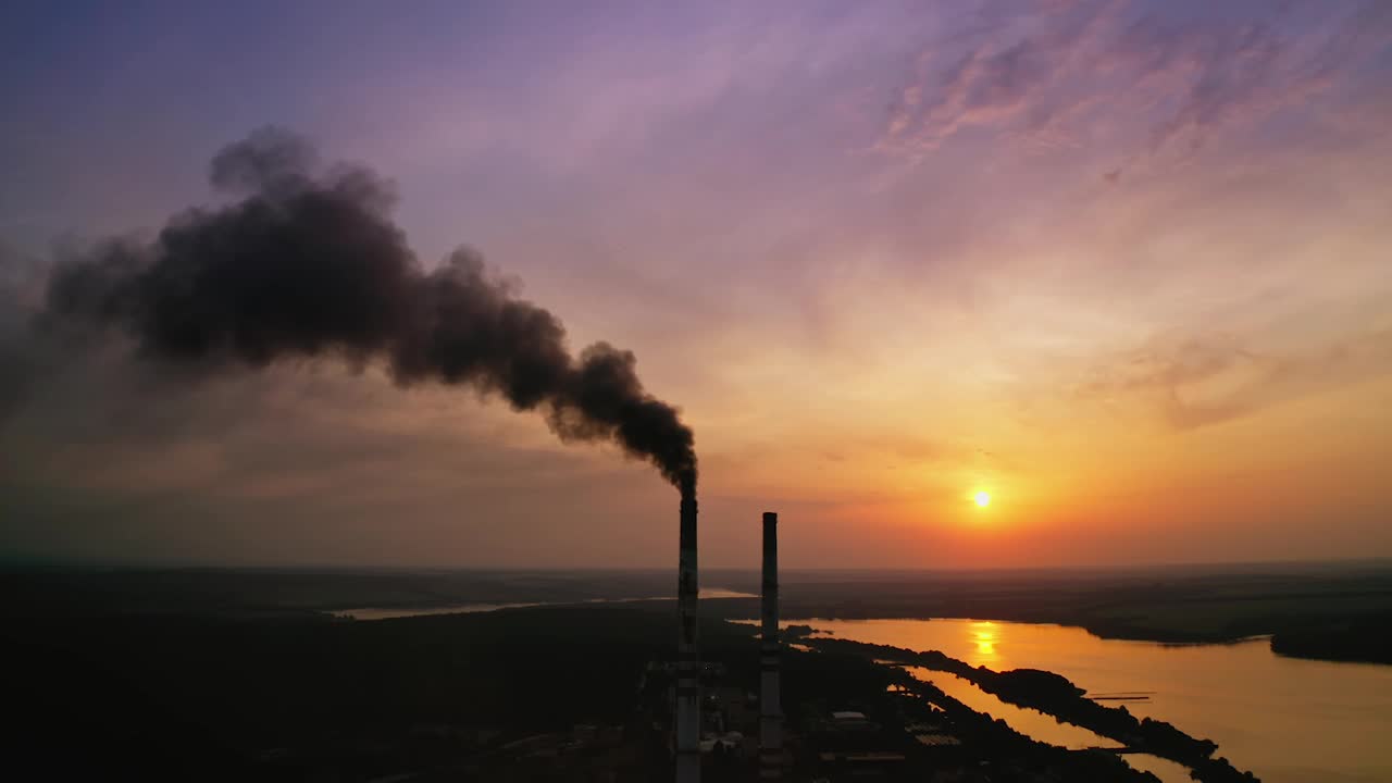 空气污染工厂产生的烟雾。无人机拍摄的工厂日落时的景象视频素材