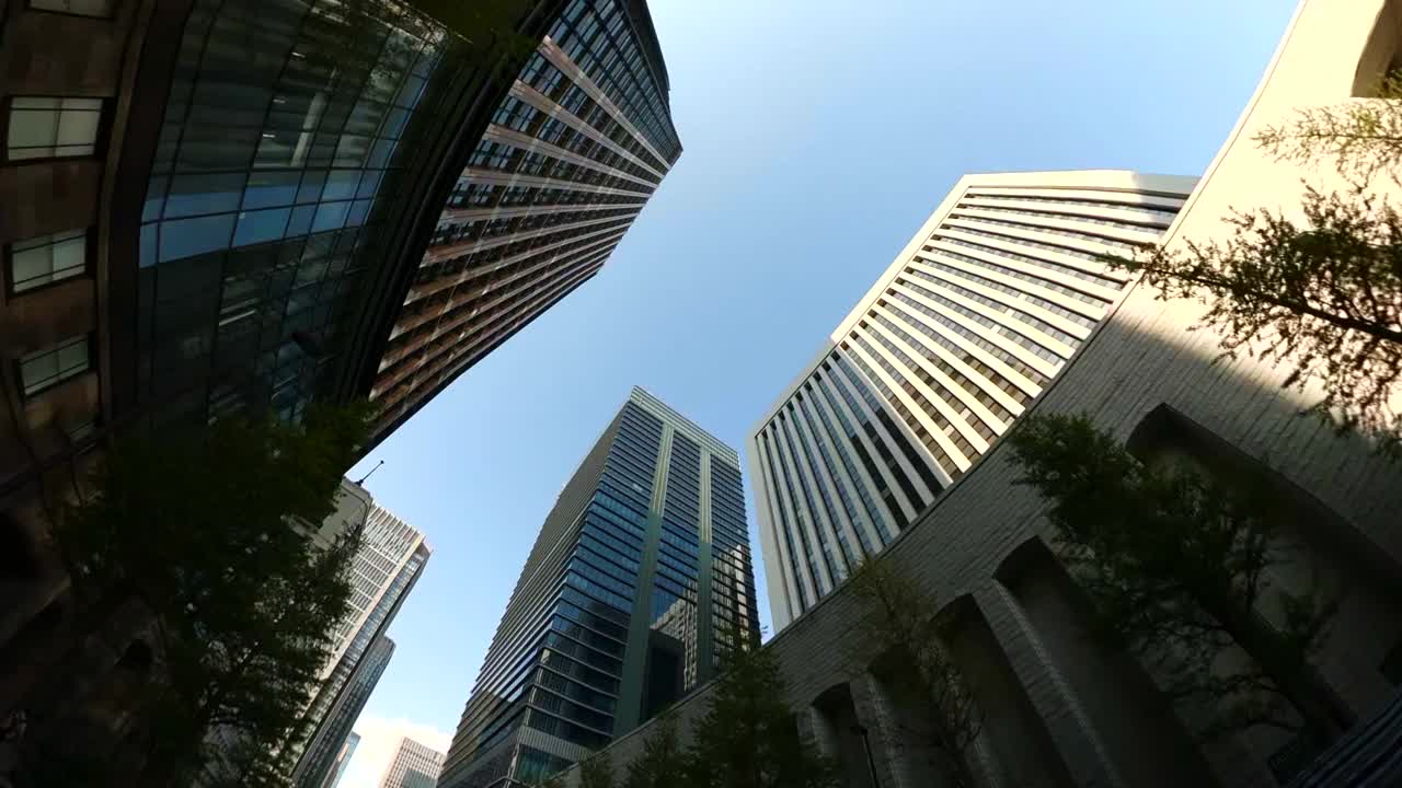 商业区的摩天大楼。抬头看看天空视频素材