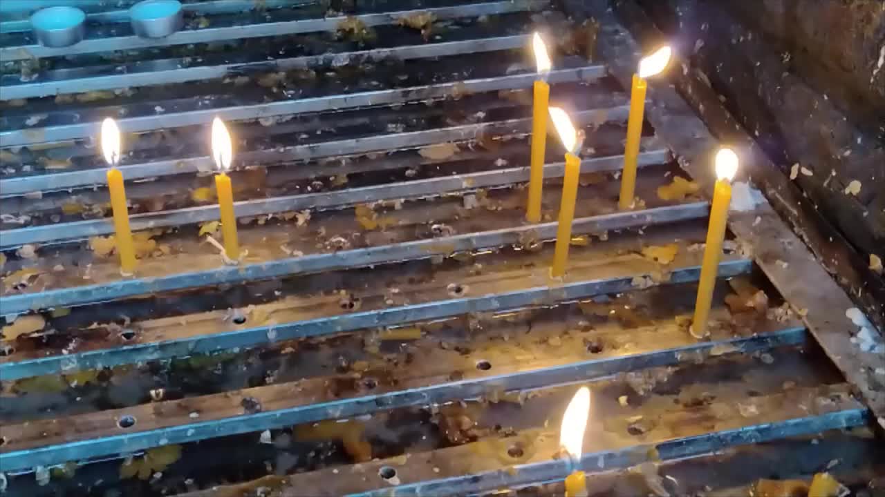 在罗马尼亚马拉穆列什的东正教教堂里燃烧的蜡烛——慢动作画面视频下载