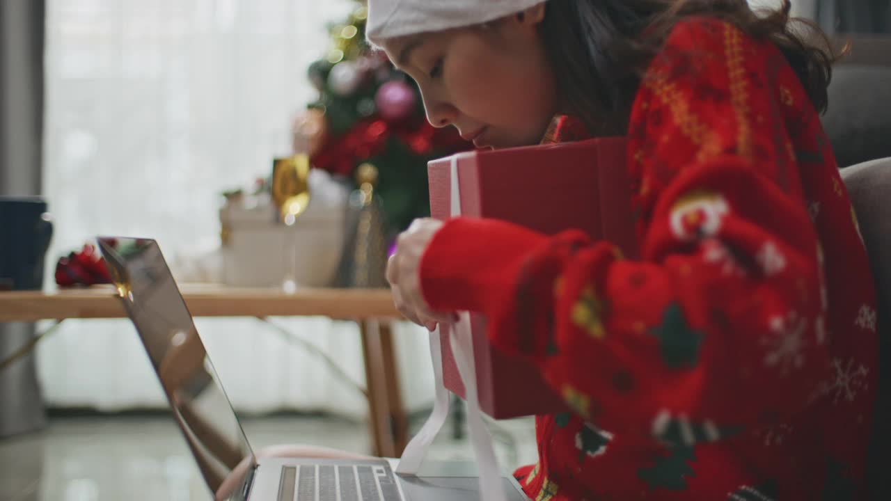 亚洲妇女包装礼物在圣诞节在家里准备圣诞节庆祝视频素材