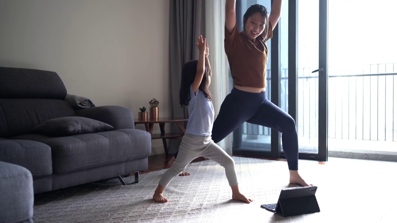 母女俩在家上在线瑜伽课视频下载
