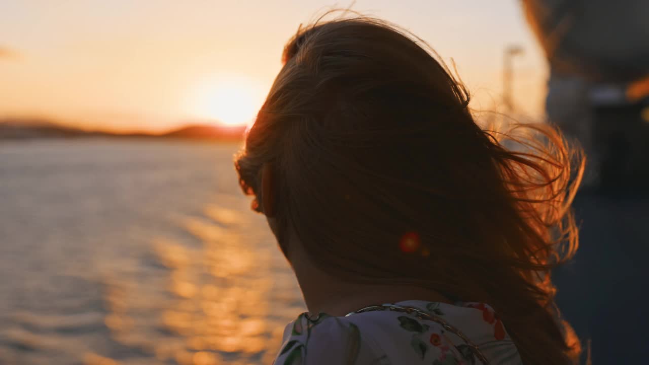 一个金发女孩在游轮上的慢动作视图，撒丁岛。视频下载