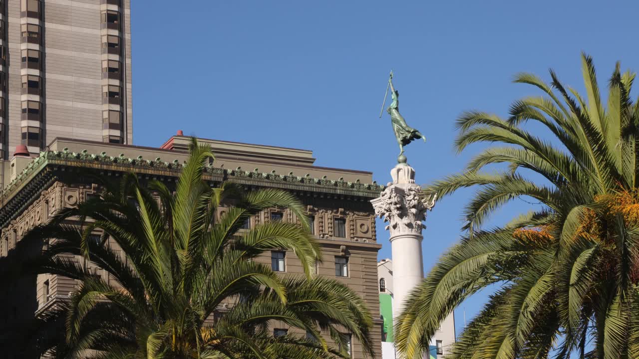 旧金山联合广场杜威纪念碑棕榈树和晴朗的蓝天视频下载