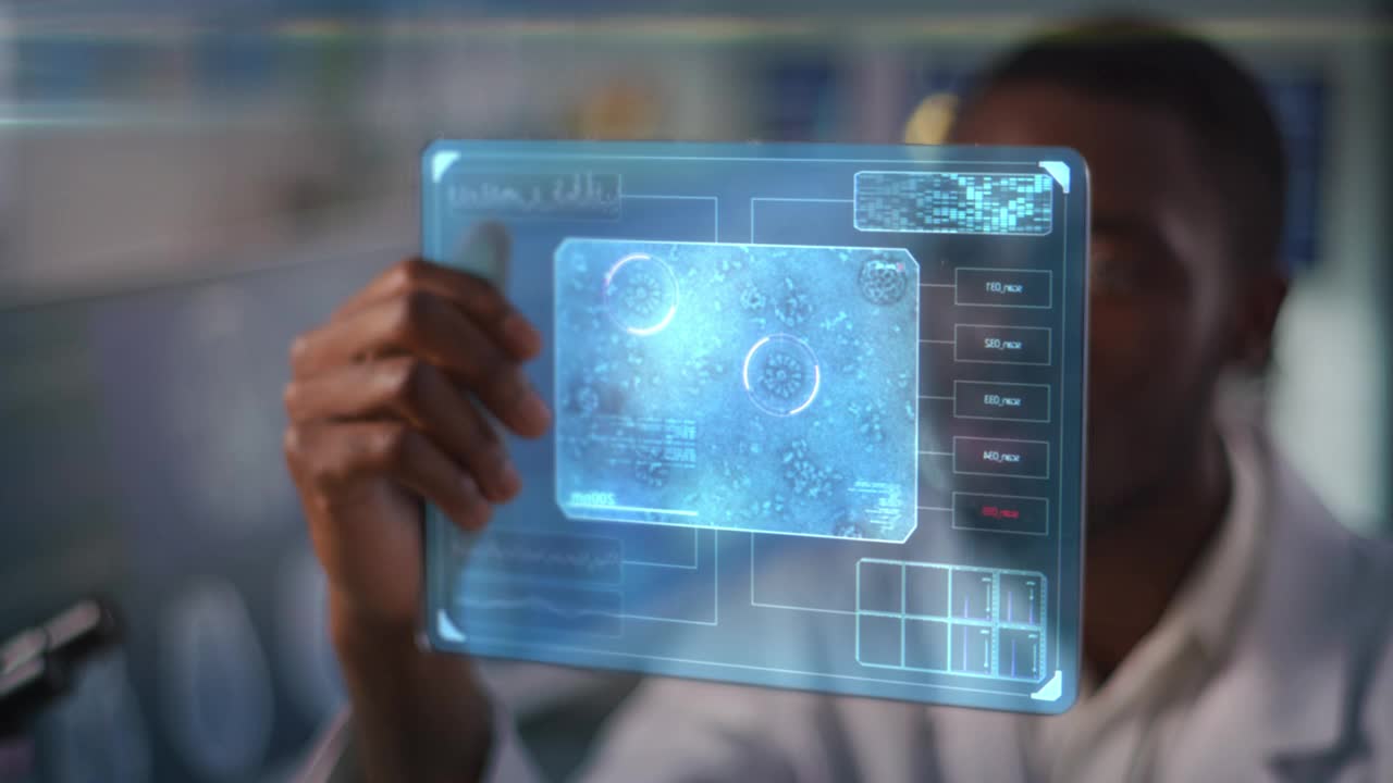 研究病毒模型的非洲种族科学家。手持未来触摸屏视频素材