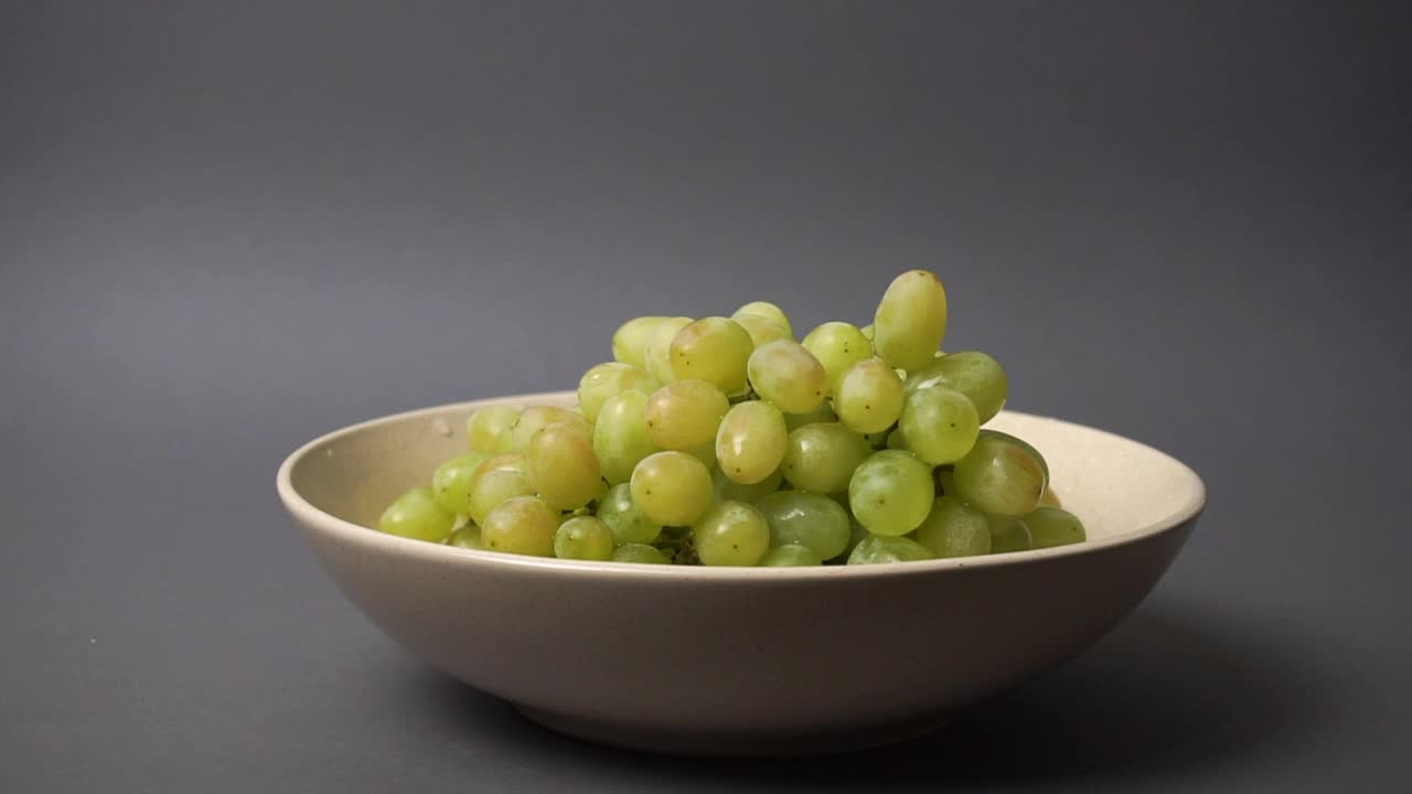 盘子里有绿葡萄。视频下载