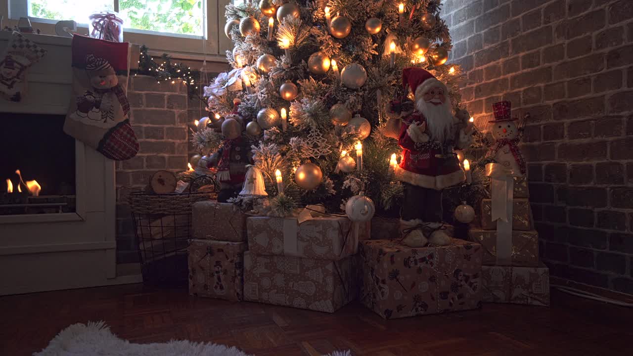 装饰圣诞树在壁炉附近的家视频下载