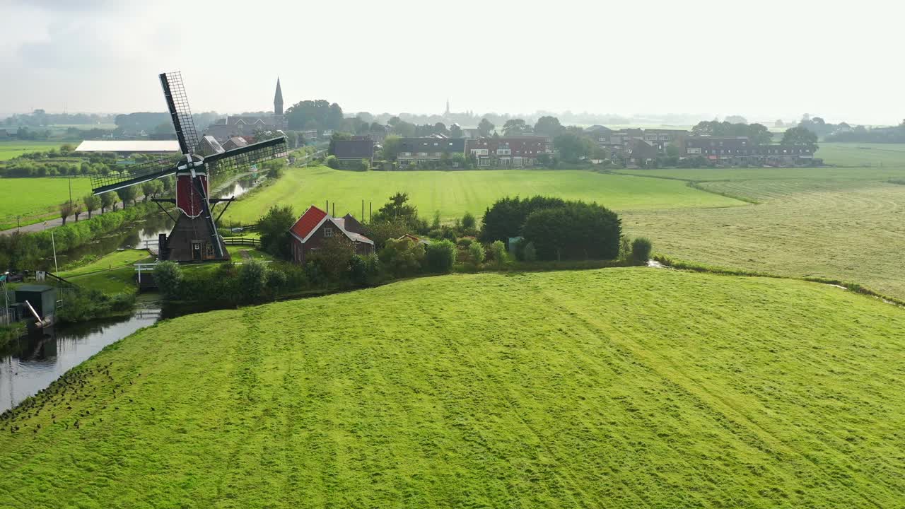 典型的荷兰圩田景观，有风车和荷兰村庄视频下载