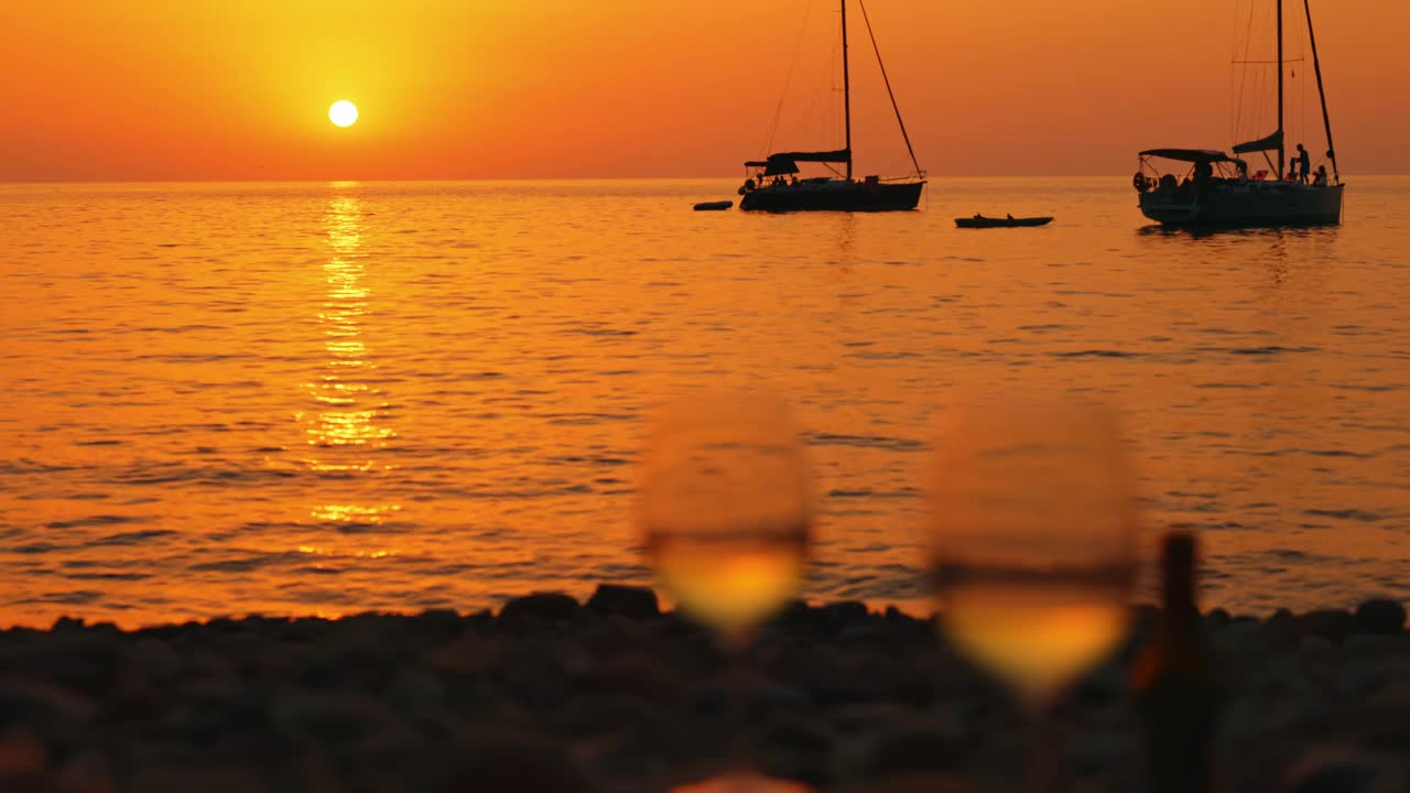 在厄尔巴岛海岸边的一对玻璃杯。视频下载