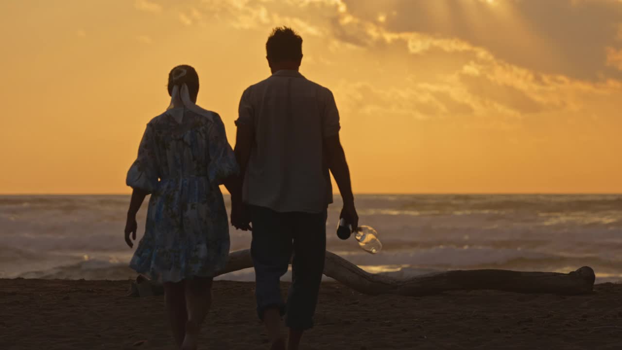 意大利撒丁岛海滩上一对情侣的慢镜头照片。视频下载