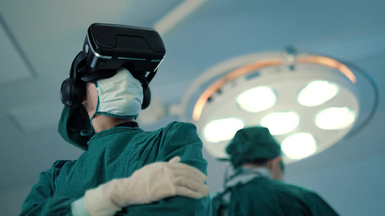 现代医生使用远程技术进行手术。视频素材