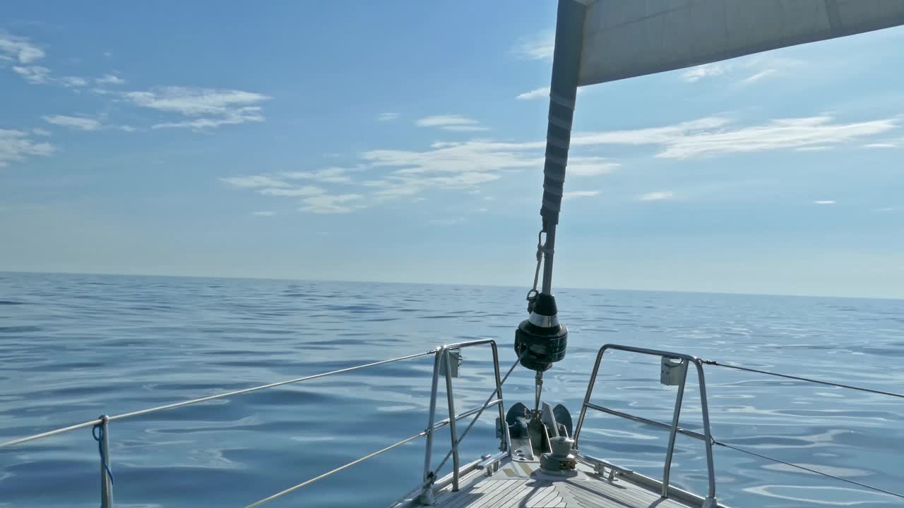 在加勒比海，风平浪静的海面上，帆船在风平浪静的水面上船头。船帆和帆架视图视频下载
