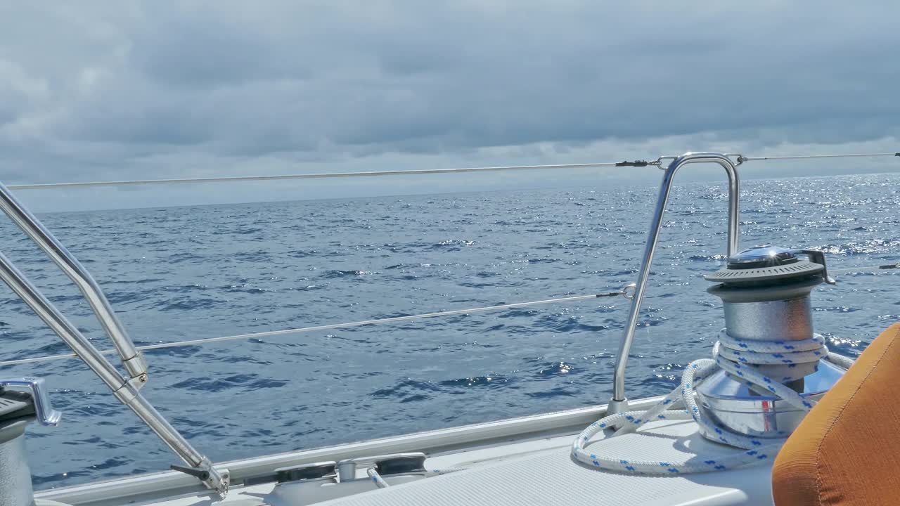 特写的帆船绞车与绳索，而航行在加勒比海视频下载