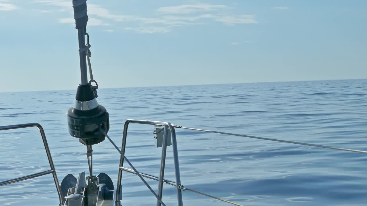 在加勒比海，风平浪静的海面上，帆船在风平浪静的水面上船头。船帆和帆架视图视频下载