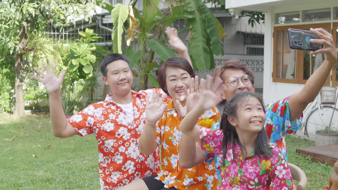 孩子们将水倒在受人尊敬的长者的手上，并用泰国书法泼水节祈求祝福视频下载