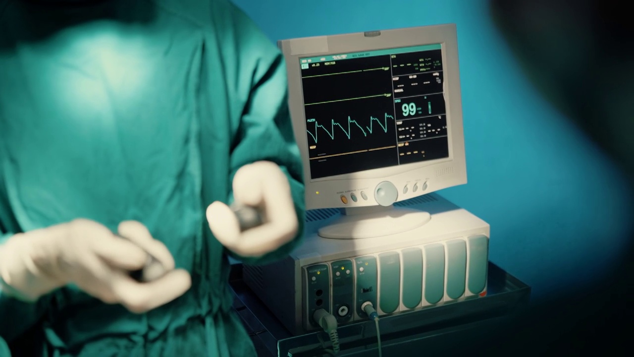 现代医生使用远程技术进行手术。视频素材