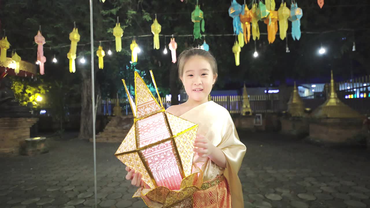 亚洲女孩在传统的泰国服装灯笼传统视频素材