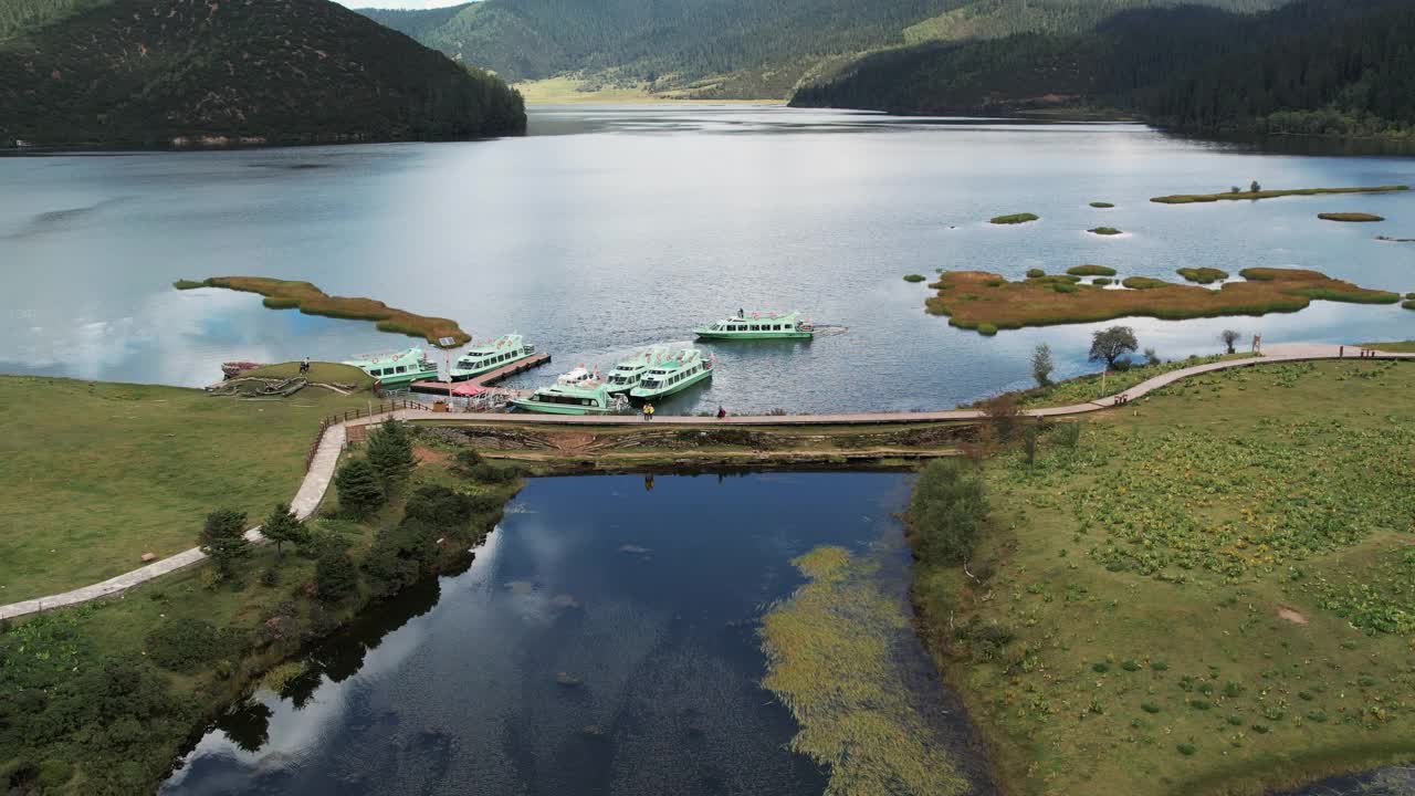 无人机拍摄的中国香格里拉附近一个美丽的湖泊碧塔海视频素材